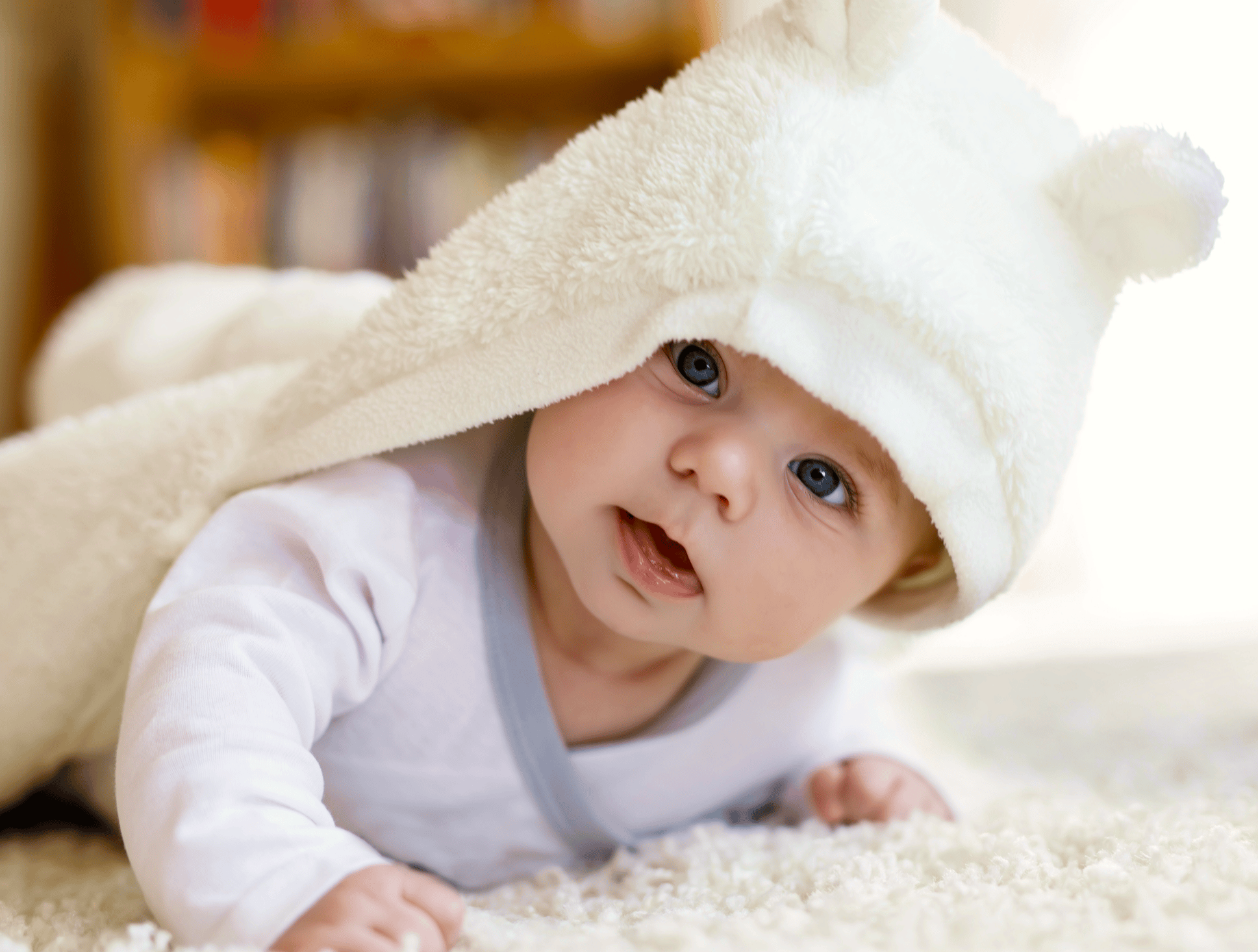 Baby mit blauen Augen hat Kapuze auf